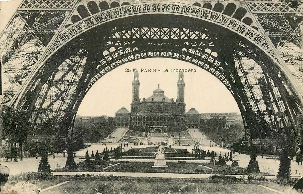 Paris - O Trocadéro — vista sob a arco da Torre Eiffel — editor M. F. (nº 25) - Frente