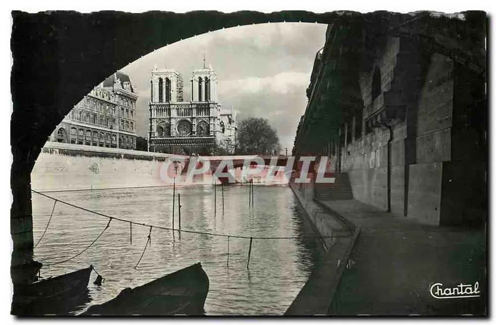 Notre-Dame de Paris — vue depuis un pont — Chantal - Recto