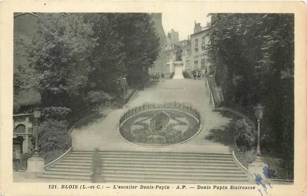 BLOIS (L.-et-C.) — L'escalier Denis-Papin — éditeur A.P. n°121 - Recto