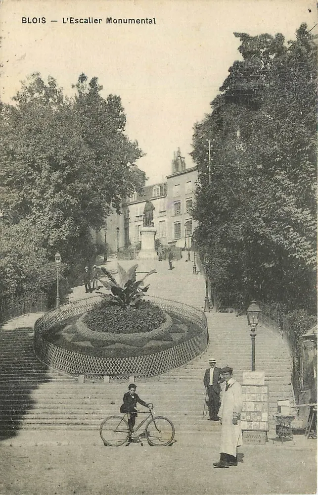Blois — L'Escalier Monumental — Éditeur anonyme, n° de série non visible - Recto