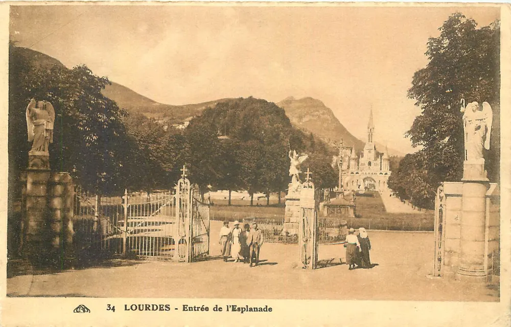 Lourdes - Entrada de l'Esplanade — editor Calasacienne des Arts Photographiques, Strasbourg, n°34 - Frente