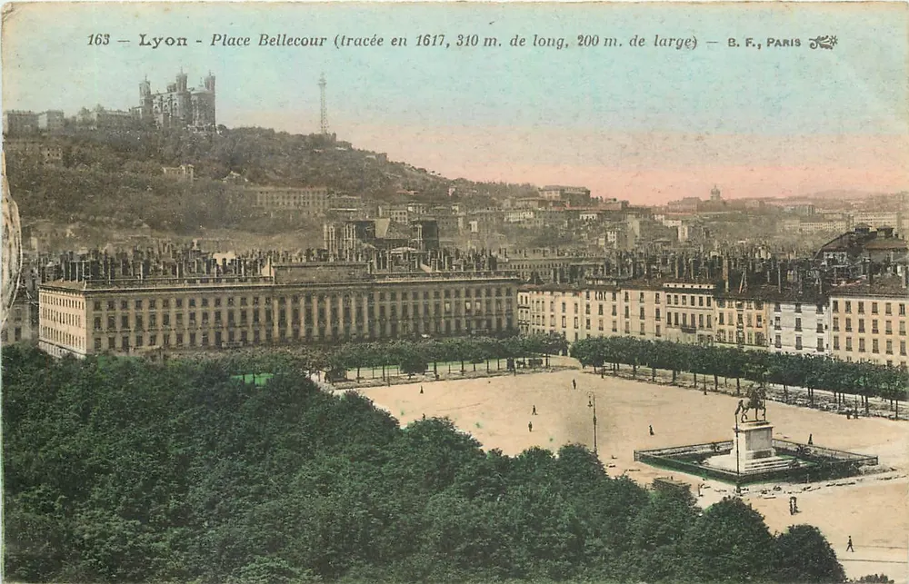 Lyon - Praça Bellecour (traçada em 1617, 310 m. de comprimento, 200 m. de largura) — B.F., PARIS - Frente