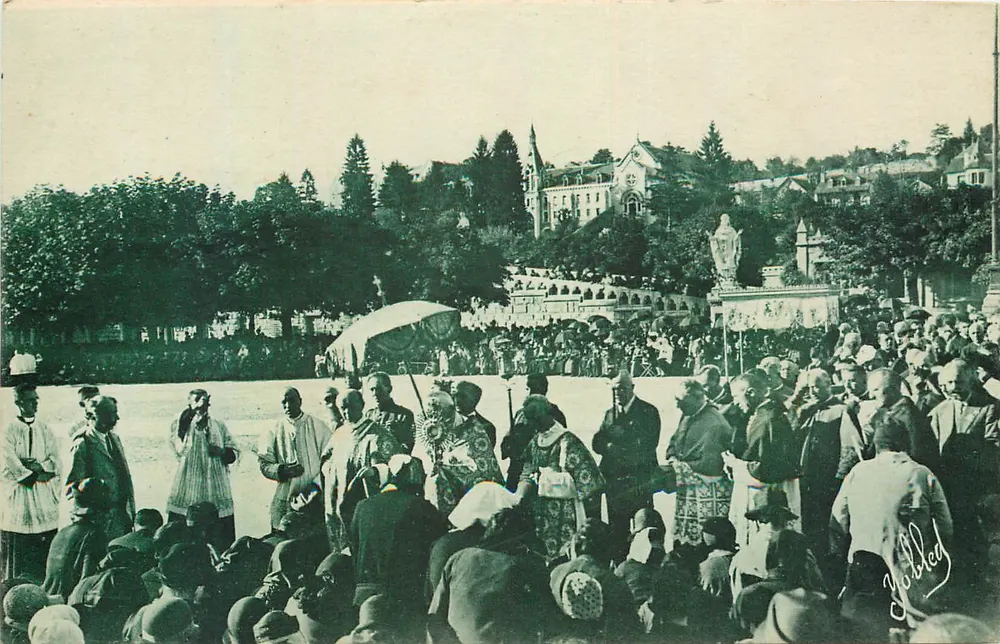 Lourdes (Hautes-Pyrénées) — La Procession sur l'Esplanade — Le Saint-Sacrement — Photographe Marcel Dalbong - Recto