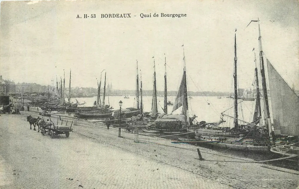 Bordeaux - Quai de Bourgogne — vue du port avec voiliers et char à cheval — A.H.-53 - Recto