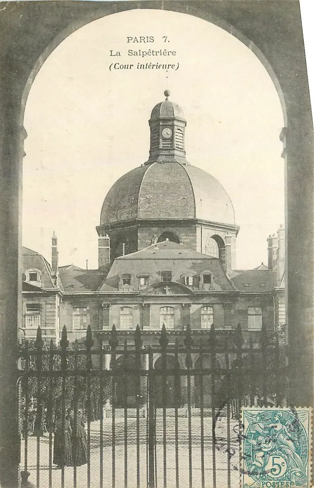 Paris 7. A Salpêtrière (Cour intérieure) — vista enquadrada por um arco — editor não identificado - Frente