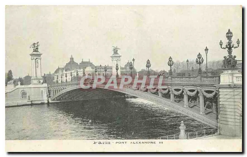 Paris - Ponte Alexandre III — vista da ponte decorada com estátuas e lanternas - Frente