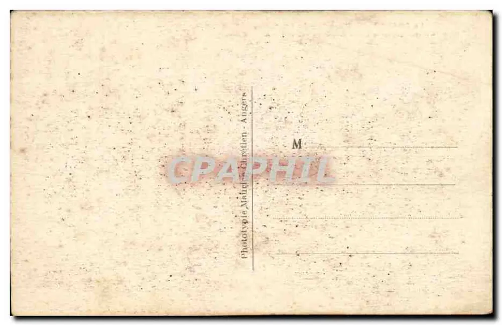 La Pommeraye (M.-et-L) — La Cour d'honneur de la Communauté — L. V. phot. - Verso