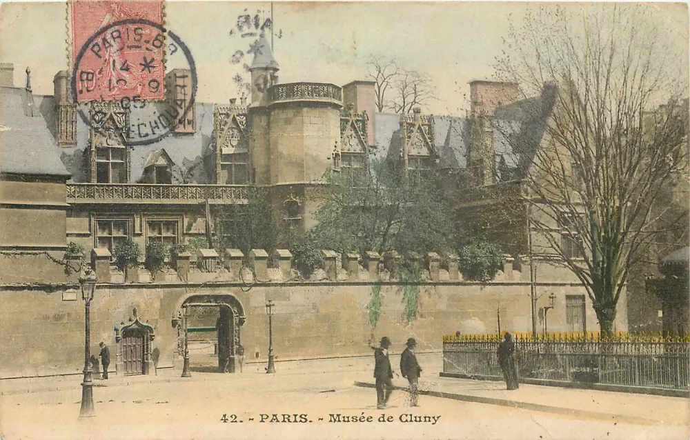 Paris - Museu de Cluny — vista do edifício com entrada e jardim - Frente