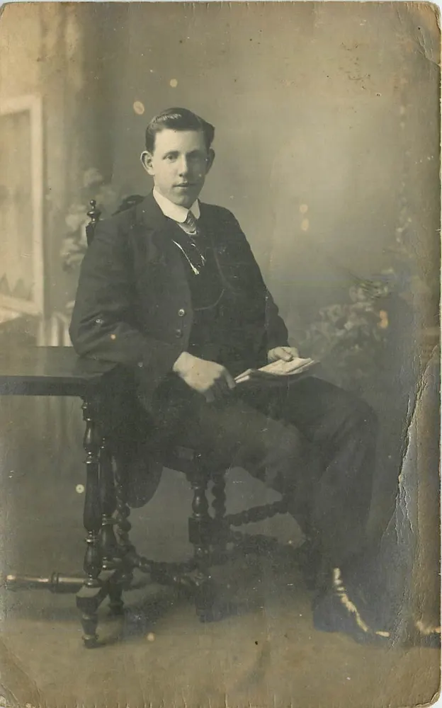Retrato de um jovem — E. S. Ball & Co. Cambridge — número de série não visível - Frente