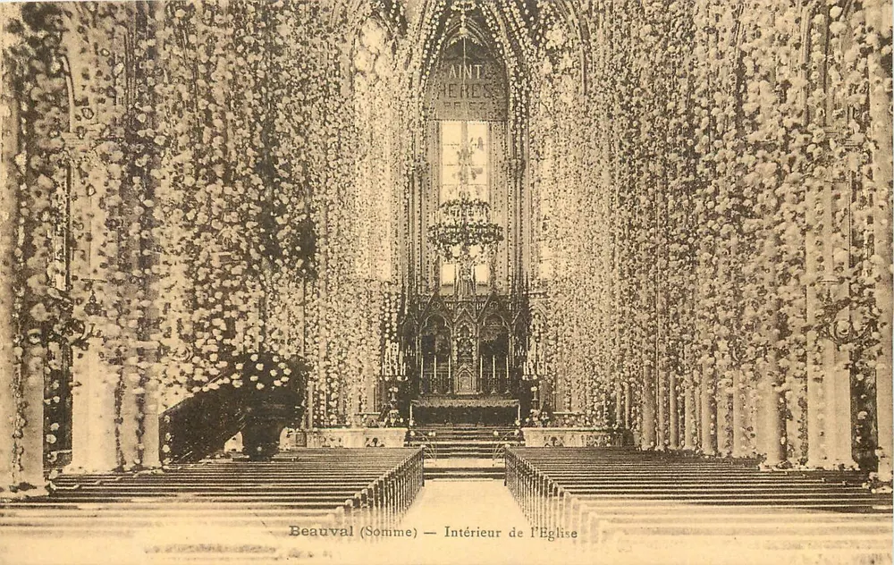 Beauval (Somme) — Binnenkant van de Kerk — versierd met bloemen - Voorkant
