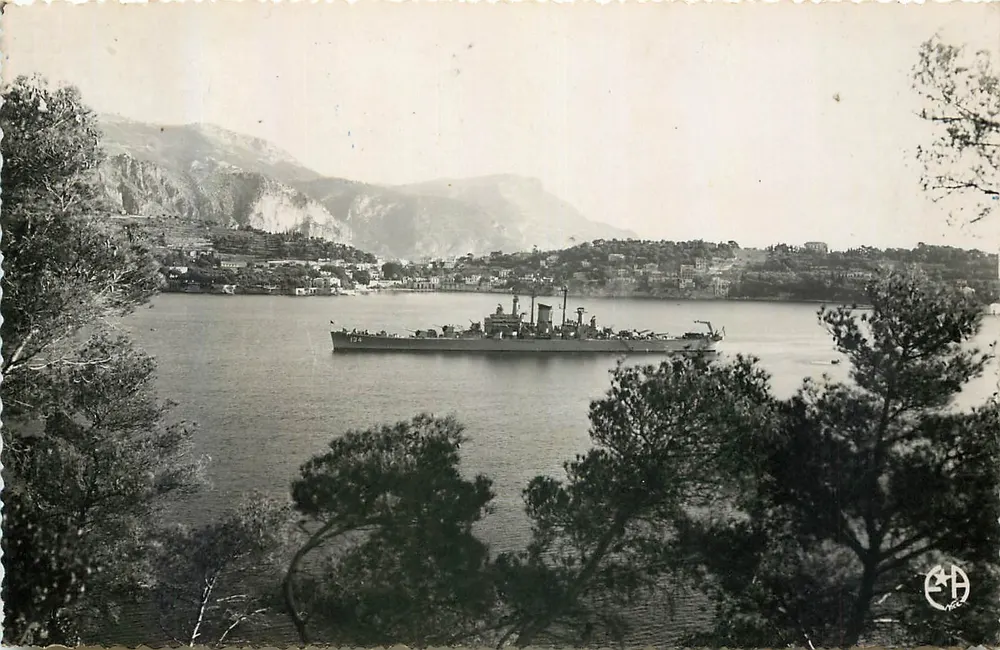 Navio militar — Porto de Villefranche-sur-Mer — Editor EA - Frente
