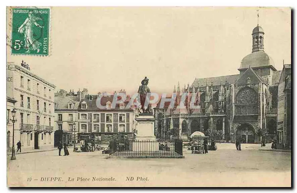 Dieppe — A Praça Nacional — ND Fot. - Frente