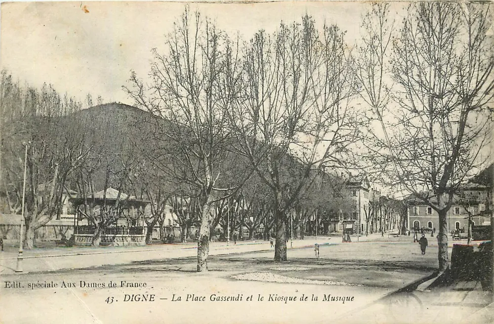 Digne — La Place Gassendi und der Kiosque de la Musique — Edit. spéciale Aux Dames de France, n°43 - Vorderseite