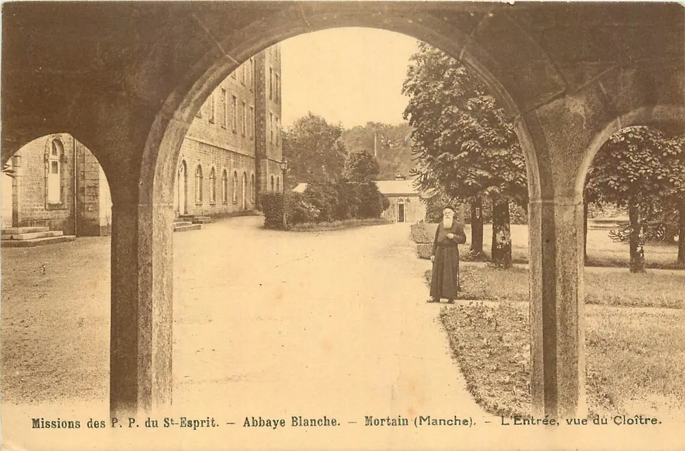 Mortain (Manche) — Abbaye Blanche — Die Eingangstür, Ansicht des Klostergangs — Missions des P.P. du St-Esprit - Vorderseite