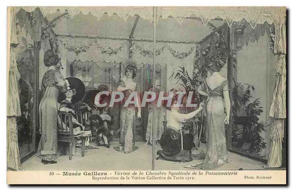 Musée Galliera — Vitrine der Chambre Syndicale de la Passementerie — Photo Berthand - Vorderseite