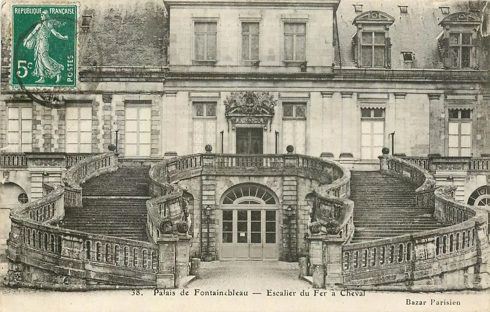 Palais de Fontainebleau — Escalier du Fer à Cheval — Bazar Parisien - Recto