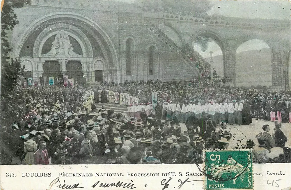 Lourdes — Pèlerinage National. Procession du T. S. Sacré — Éditeur : Lourdes, n° 375 - Recto