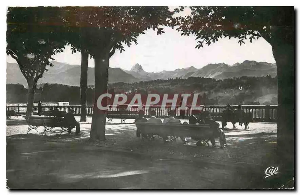 Pau - Boulevard des Pyrénées — vista do parque com montanhas — editor Cap - Frente
