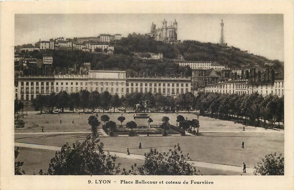 LYON - Place Bellecour et coteau de Fourvière — Héliogravure Lascuyre, Lyon - Recto