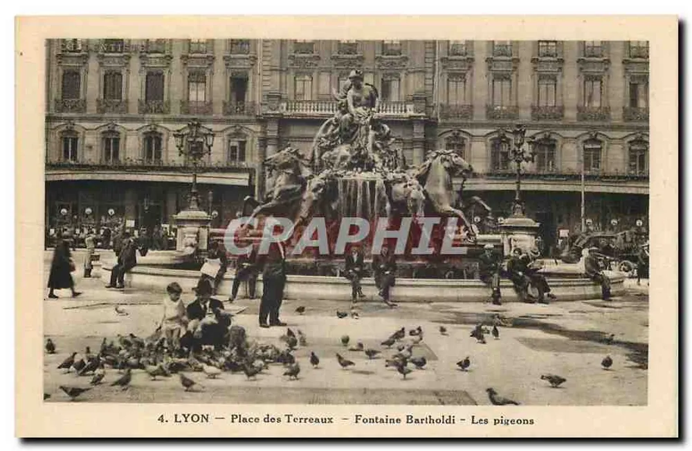 LYON — Place des Terreaux — Fontaine Bartholdi — Die Tauben - Vorderseite