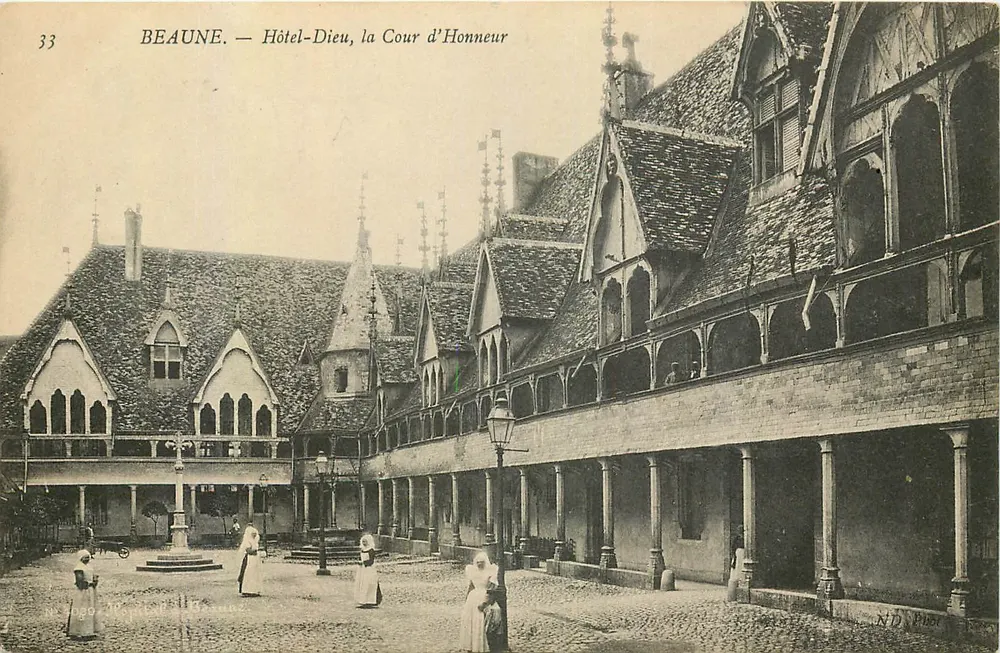 Beaune — Hôtel-Dieu, a Cour d'Honneur — N.D. Phs. n°33 - Frente