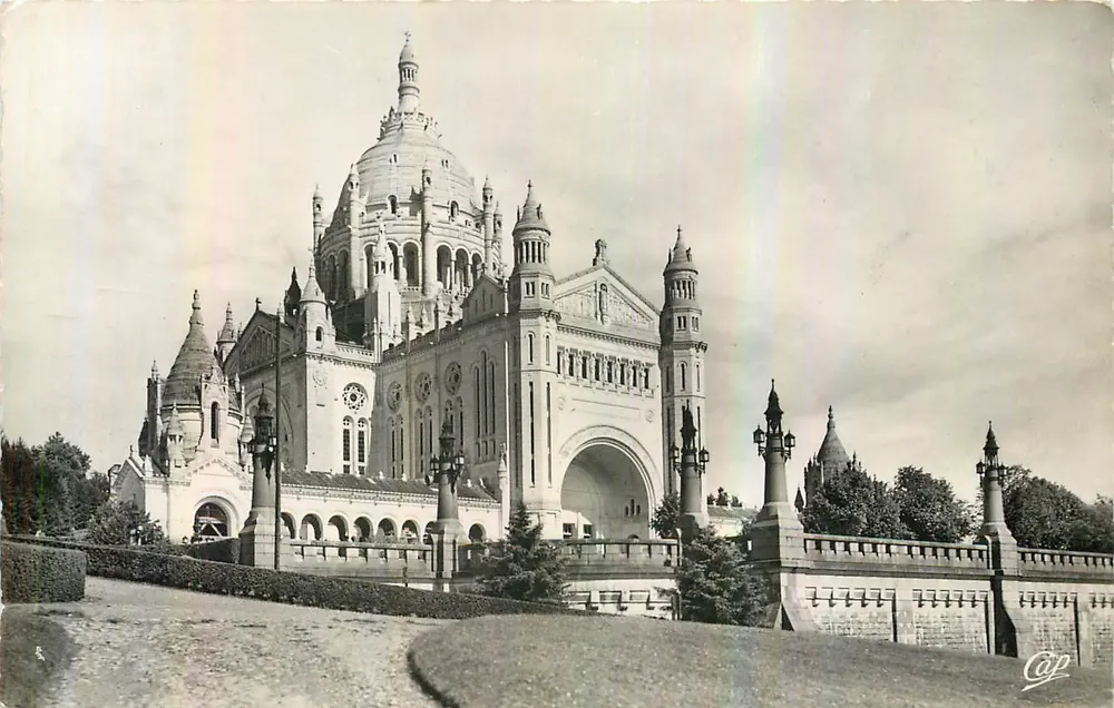 Basílica do Sagrado Coração — Lisieux — Réal-Photo - Frente