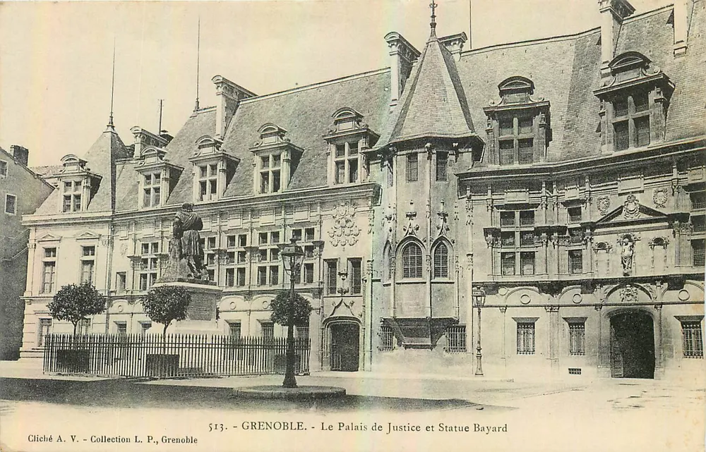 Grenoble - O Palácio de Justiça e Estátua de Bayard - Frente