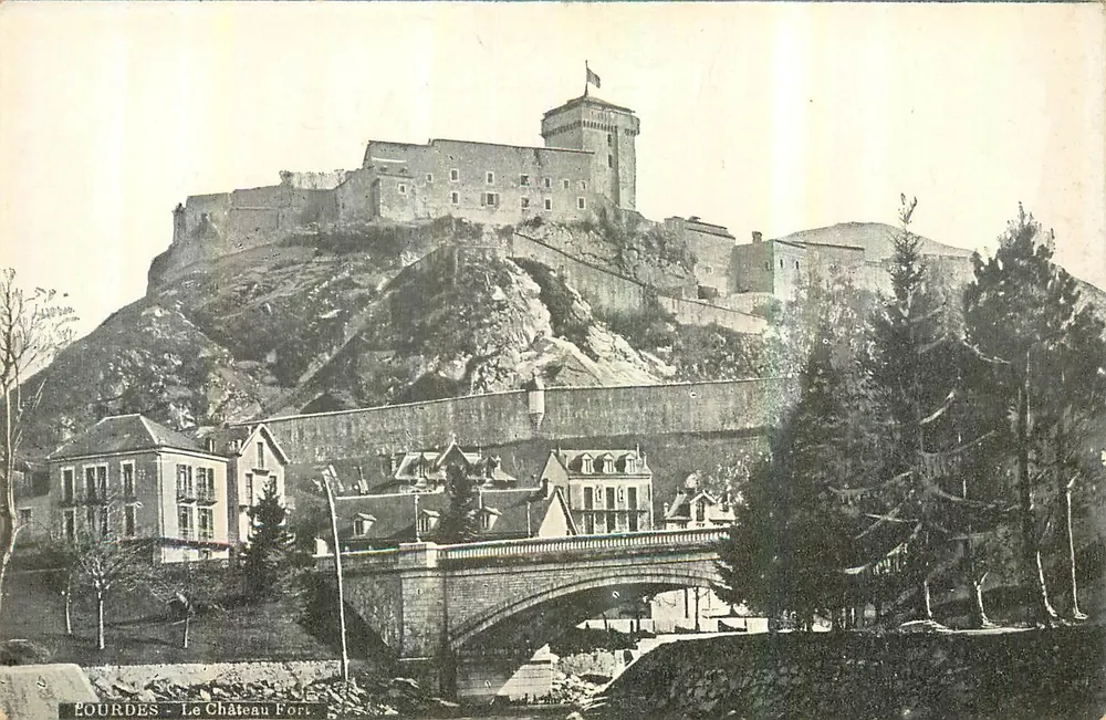 Eourdes - The Fortified Castle — publisher not visible - Front