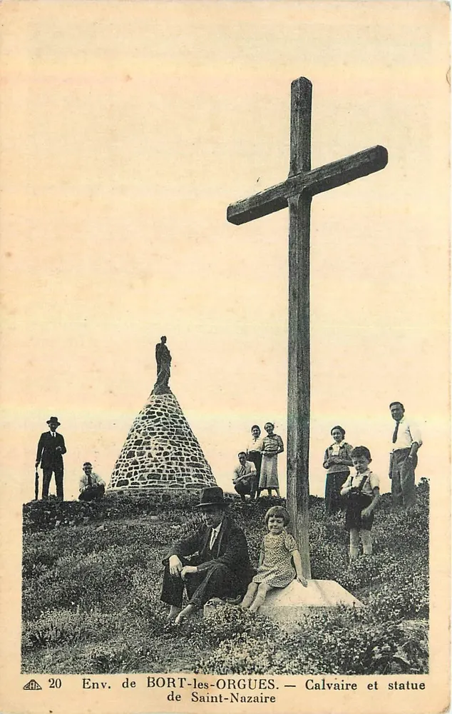 Umgebung von BORT-les-ORGUES — Calvarienberg und Statue des hl. Nazaire - Vorderseite