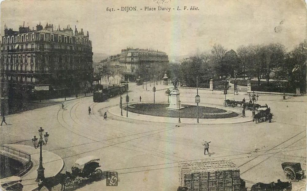 Dijon - Place Darcy — vista panorâmica com fonte central e trams — L. V. édit. - Frente