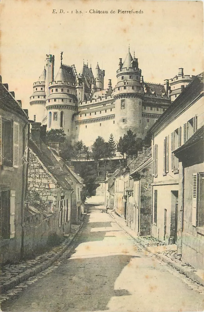 Castelo de Pierrefonds — vista de uma rua pavimentada — E.D. - 1 b.s. - Frente