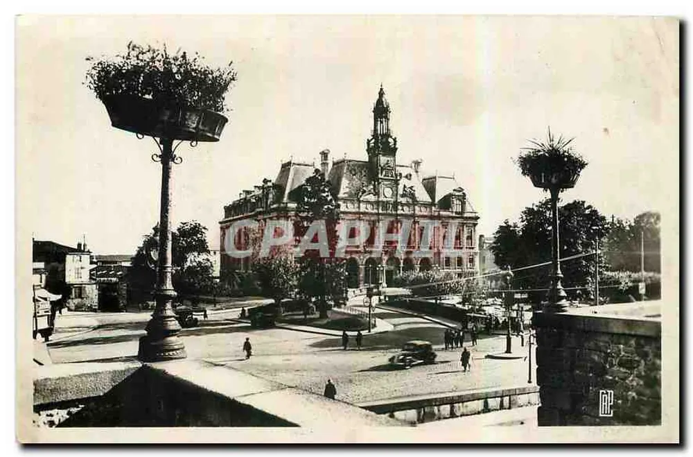 LimoGES - O Hotel de Ville — vista da praça com postes de iluminação e carro — editor LIMOGES - O Hotel de Ville, n° 448 - Frente