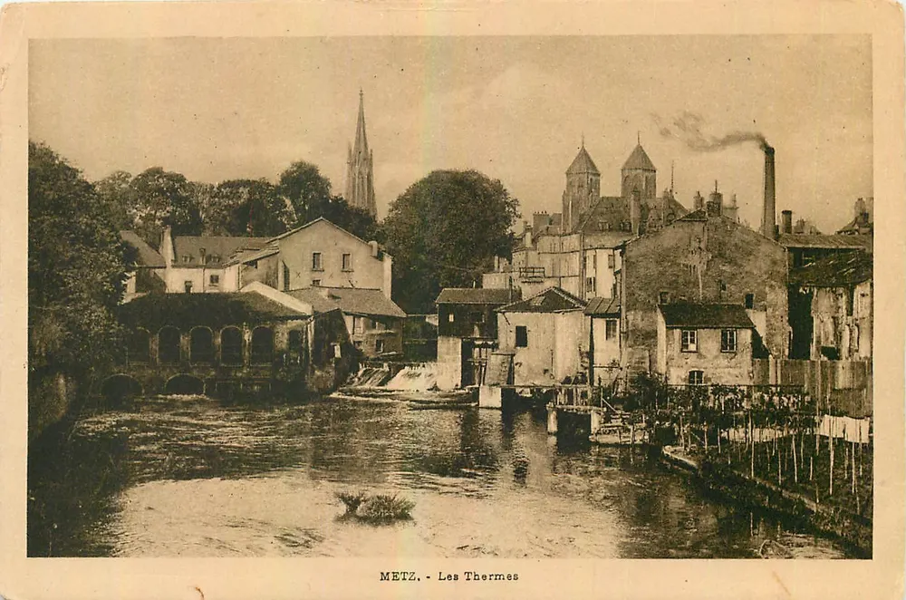 Metz - Os Termas — vista das margens da Mosela com edifício religioso e chaminé industrial — Edição E. C. B. N° 2 - Frente