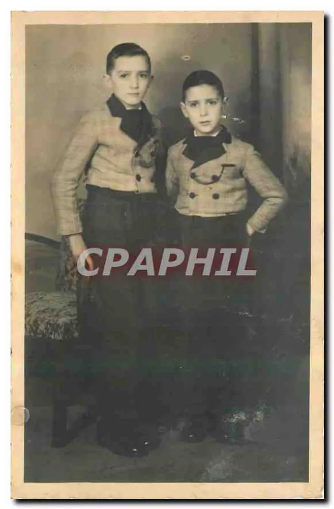 Dois meninos em traje — editor desconhecido, número de série não visível - Frente