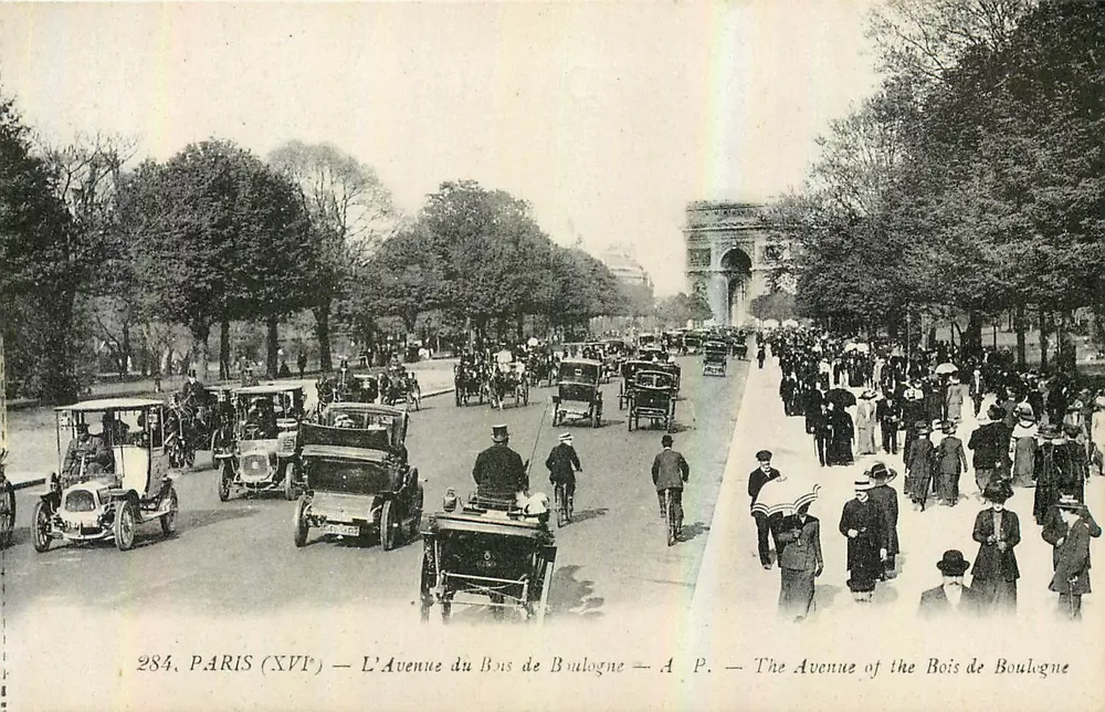 Paris (XVIe) — L'Avenue du Bois de Boulogne — A. P. - Recto