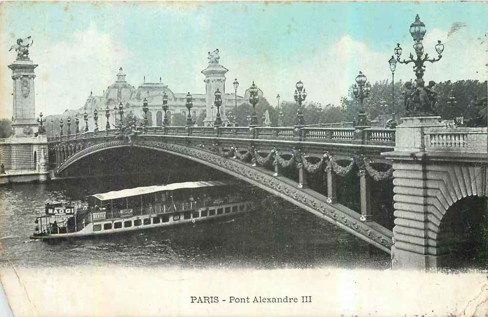 Paris - Pont Alexandre III — vue du pont orné de statues et de lampadaires, avec un bateau sur la Seine en arrière-plan ; éditeur 'LACGI' imprimé en bas - Frente