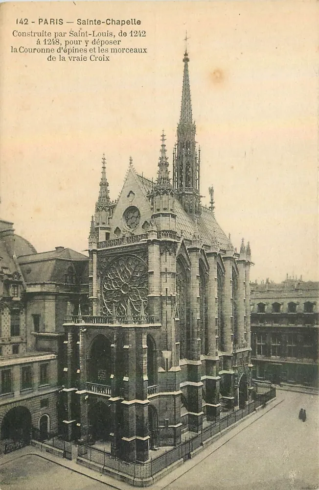 Paris — Sainte-Chapelle — Construída por São Luís de 1242 a 1248, para guardar a Coroa de Espinas e os pedaços da Verdadeira Cruz - Frente