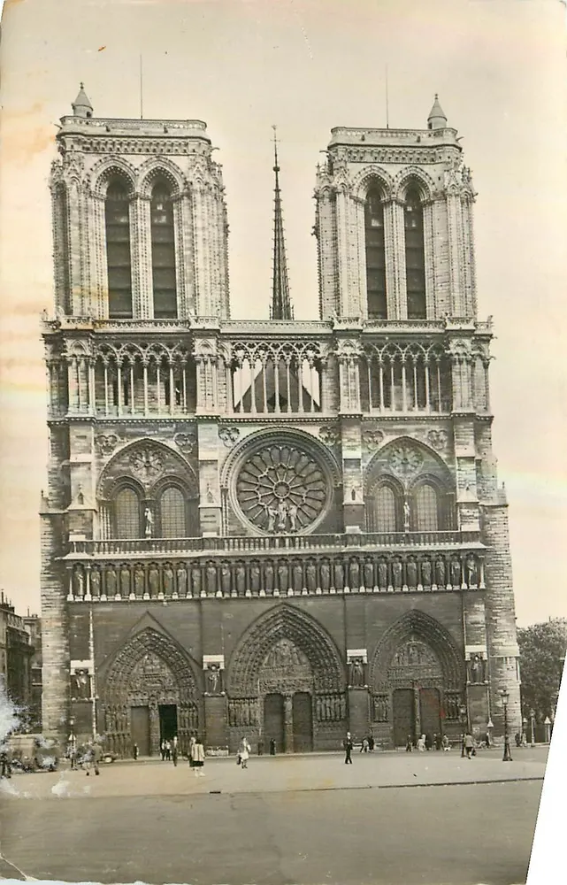 Parigi — Facciata della Cattedrale di Notre-Dame (1163-1260) — Edizioni « U.A. T. » - Recto