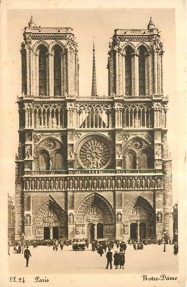 Notre-Dame de Paris — fachada gótica — LL.24 - Frente
