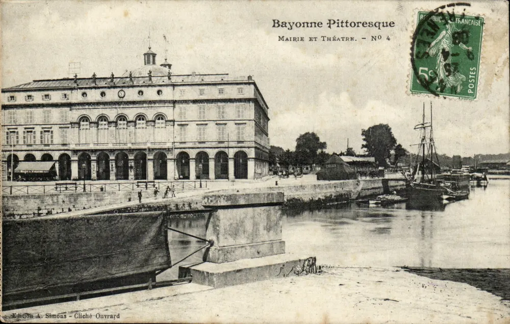Bayonne Pittoresque — Prefeitura e Teatro — Edição A. Simons, N° 4 - Frente