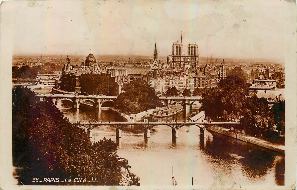 Paris - A Cidade — vista do rio Sena e da Catedral de Notre-Dame — editor LL, n°38 - Frente