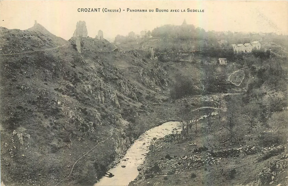 CROZANT (Creuse) — Panorama des Dorfes mit der Sedelle — unbekannter Verlag - Vorderseite