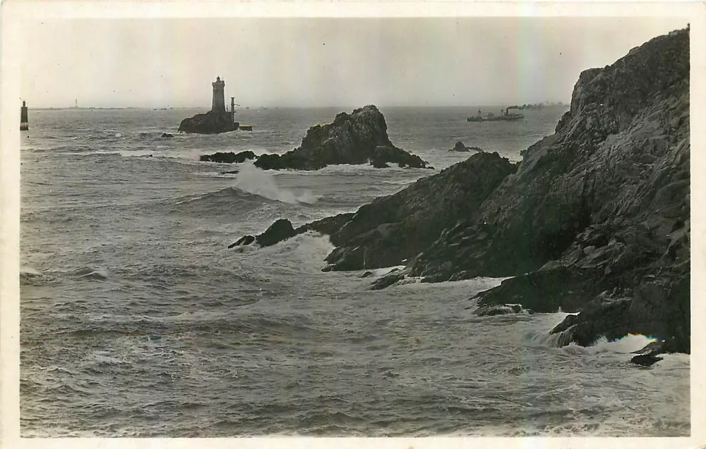 La Pointe du Raz et le Phare de la Vieille — Collection VILLARD - Quimper, n°44 - Recto