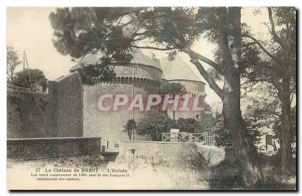 ब्रेस्ट के किले — प्रवेश — 1464 में ड्यूक फ्रांसिस II के तहत बनाई गई टॉवर्स में कैदियों के कक्ष थे - आगे