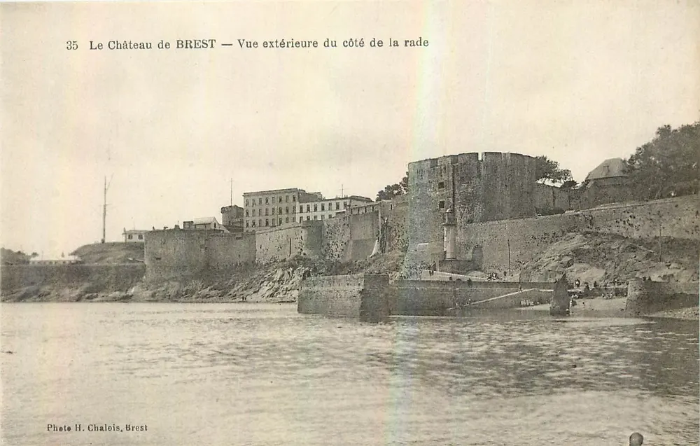 Schloss BREST — Aussicht von der Seite zum Hafen — Foto H. Chalois, Brest - Vorderseite