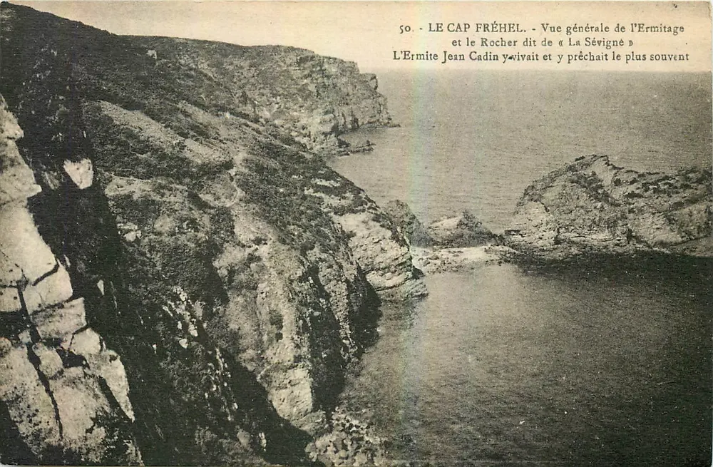 Cap Fréhel — Allgemeiner Blick auf das Hermitage und den Felsen genannt « La Sévigné » — n°50 - Vorderseite