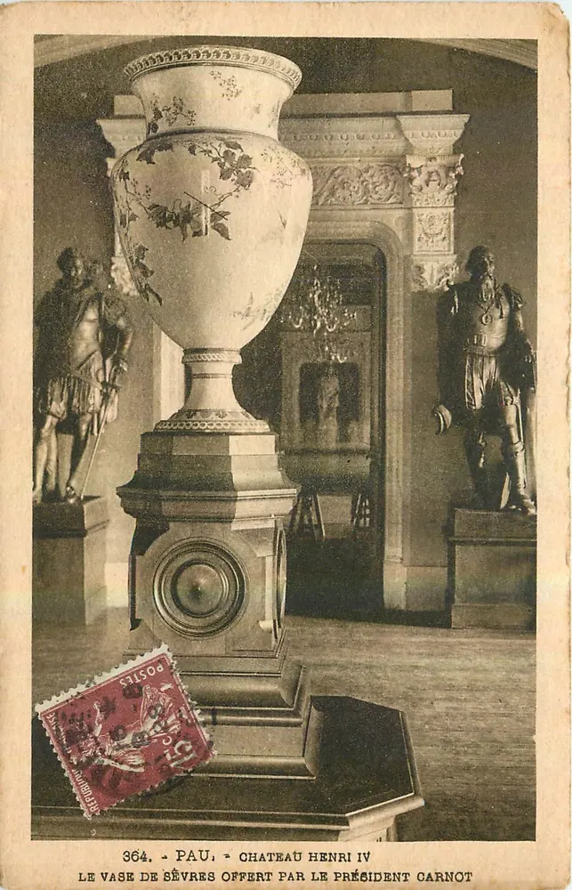 Pau - Castelo de Henrique IV — O vaso de Sèvres oferecido pelo Presidente Carnot — n° 364 - Frente