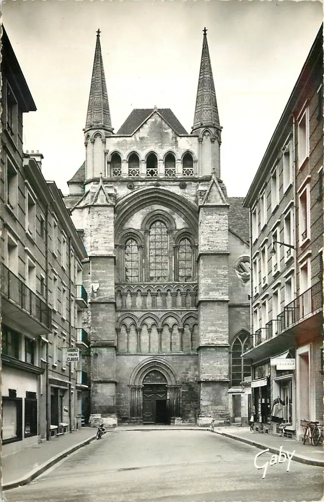 Lisieux (Calvados) — Cathédrale Saint-Pierre, portail sud — Gaby - Recto