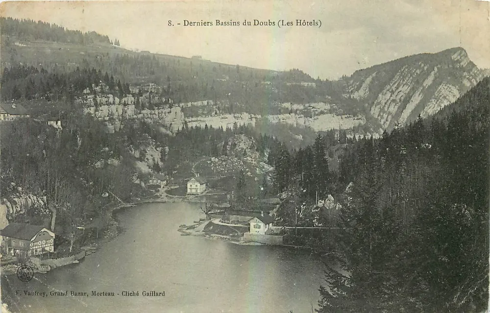 Derniers Bassins du Doubs (Les Hôtels) — vue panoramique avec éditeur F. Vaufrey, Grand Bazar, Morteau - Recto