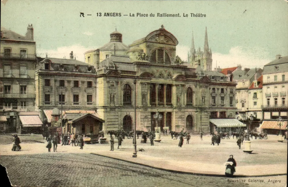 Angers — La Place du Ralliement. Le Théâtre — Nouvelles Galeries, Angers - Recto